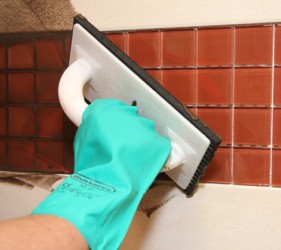 Grouting of glass mosaic using Sopro DF 10® with silver glitter